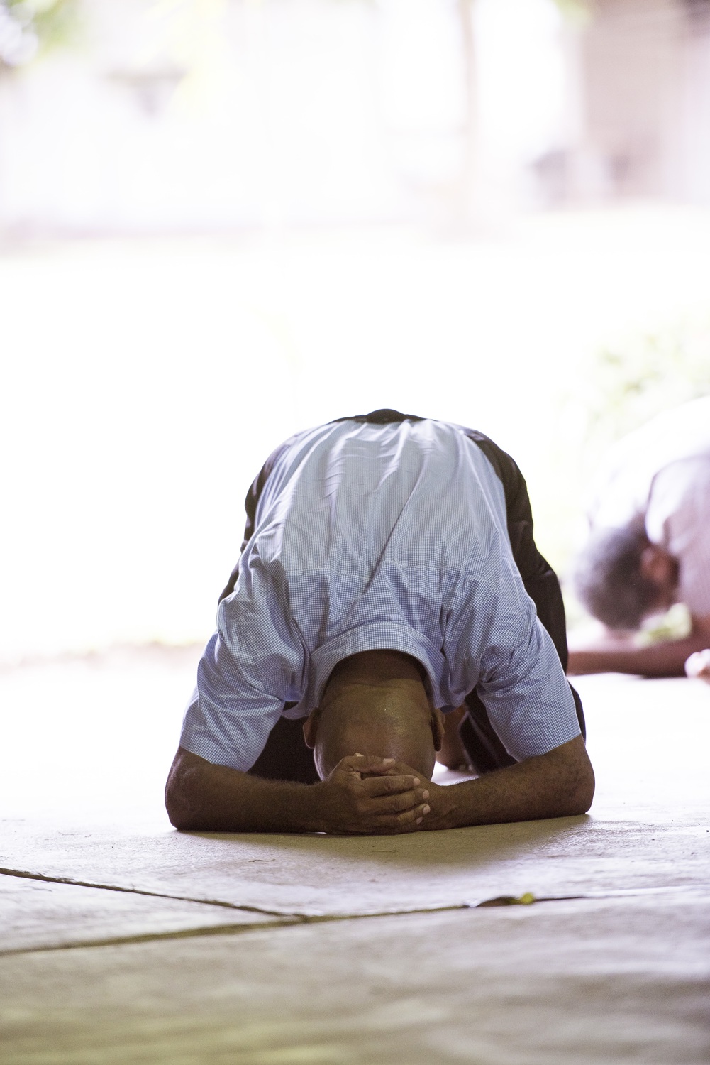 Man-kneeling-praying