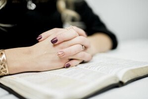 Bible Reading Study Thinking Praying Hand Hands Woman Light (13)