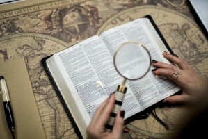 Bible Study Reserce ScripturesWoman Hand Look Looking Map Vintage (10)